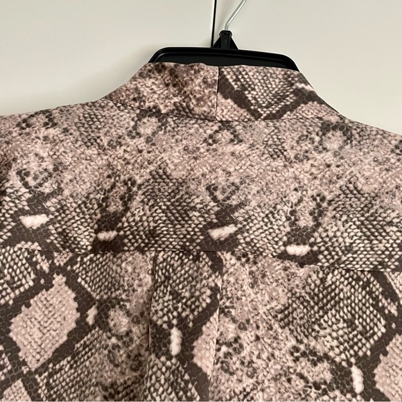 Stella & Dot Lady Boss Snakeskin Button Front Tie Neck Blouse Size L EUC - Picture 9 of 13